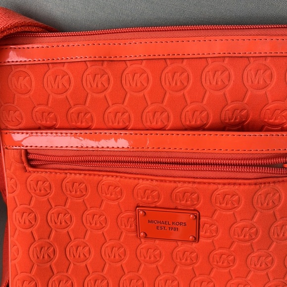 Cross Body embossed neoprene web cross body. Sleek cross body - Picture 2 of 9